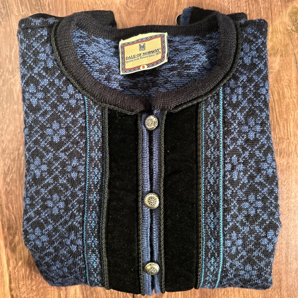 Dale of Norway | Cardigan Sweater - Floral Wool - Picture 3 of 12